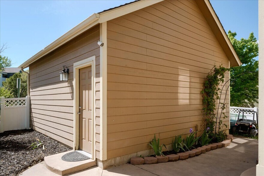Building Photo - 2475 Saint Paul Dr