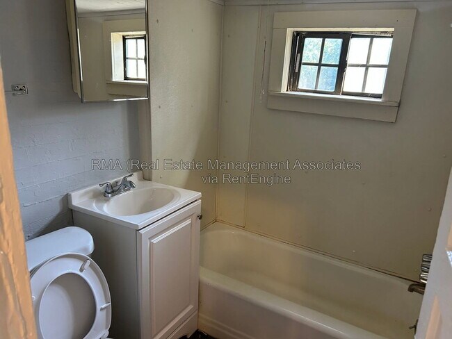 Building Photo - 821 Williams St