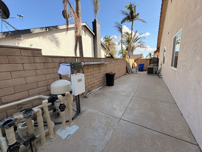 Building Photo - Rancho Cucamonga Gem – Stylish Single-Stor...