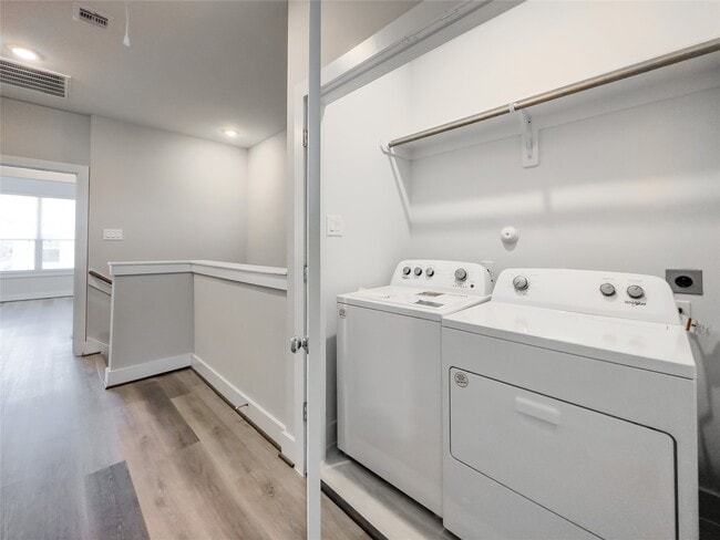 Building Photo - 1250 N Post Oak Rd