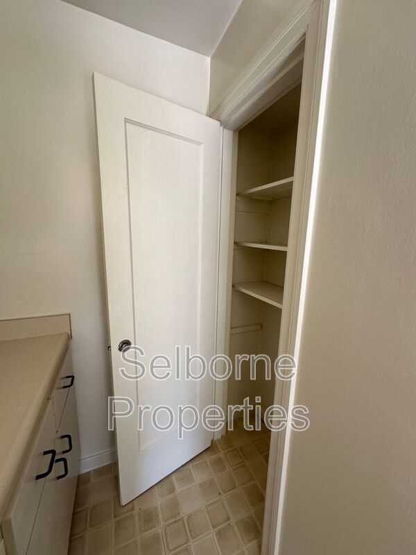 Building Photo - 2501 Ivy Dr