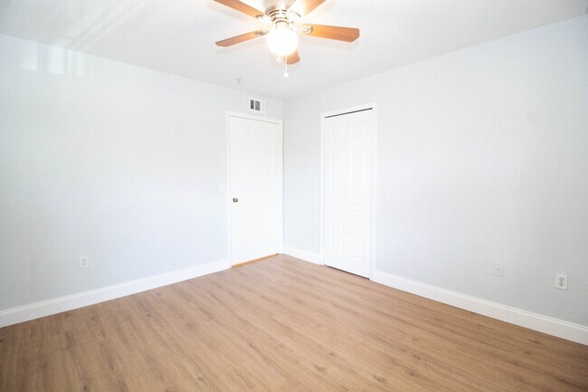 Building Photo - 14036 Fairway Island Dr