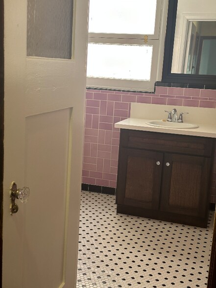Building Photo - 3221 W 43rd Pl