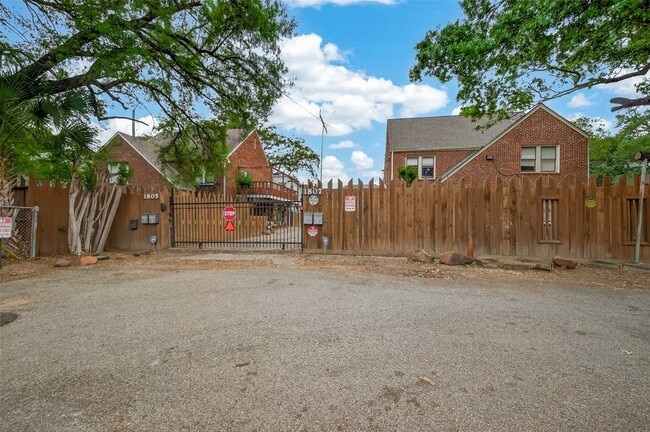 Building Photo - 1807 Crocker St