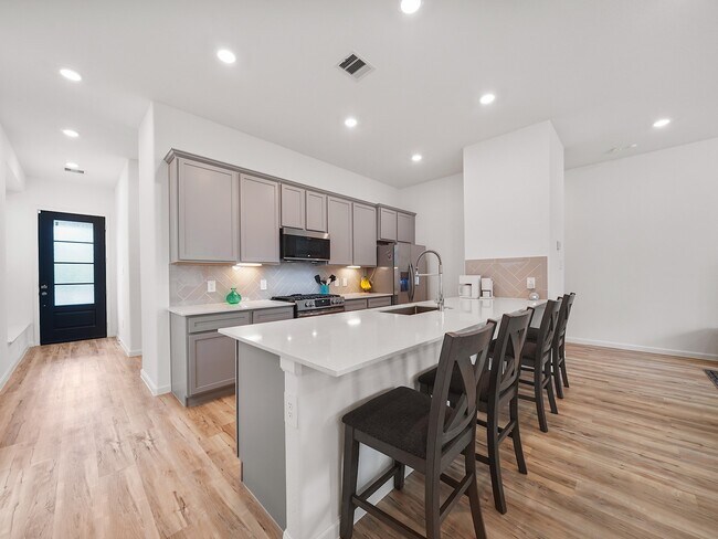 Building Photo - 674 Royal Arch Dr