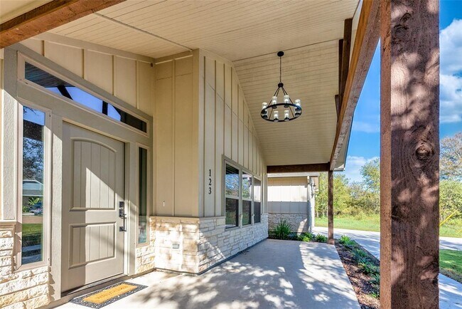 Building Photo - 123 Kikipua