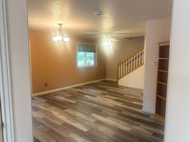 Building Photo - 4-bedroom 2.5 Bath McMinnville OR 97128