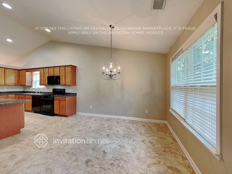 Building Photo - 1029 S Creek Dr