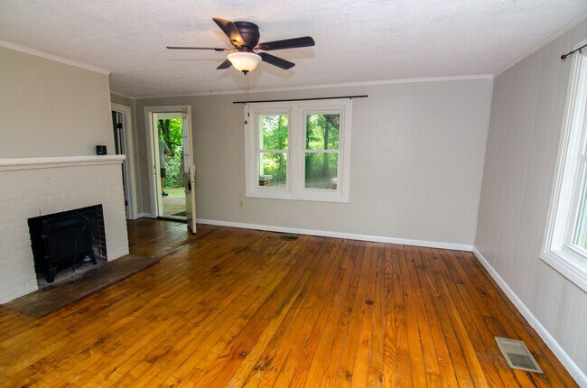 Building Photo - Country Living