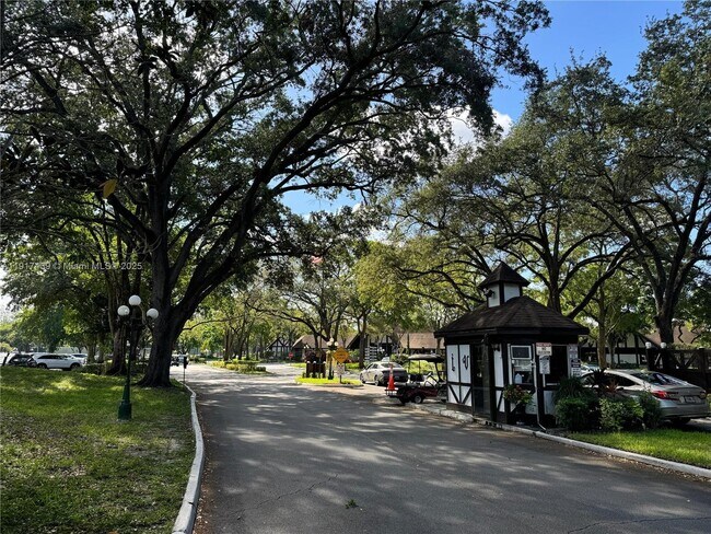 Building Photo - 3730 Inverrary Dr