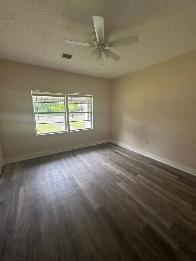 Building Photo - Crystal Springs, Country Home, Large Lot a...