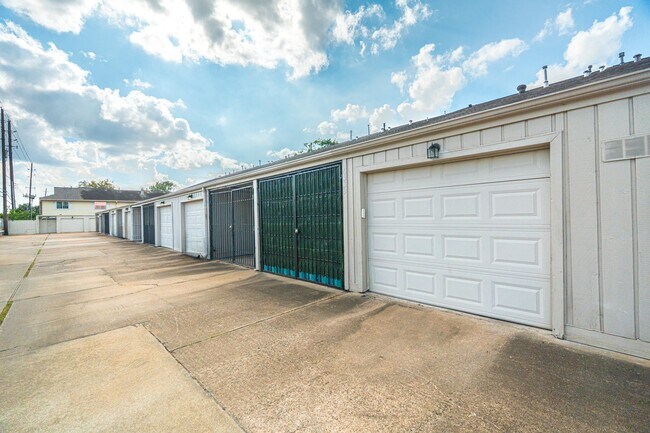 Building Photo - 6339 Del Monte Dr