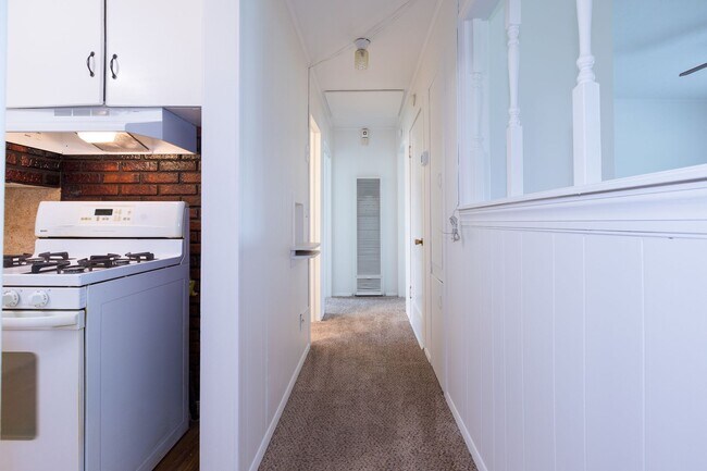 Building Photo - 2 Bed / 1 Bath in Tulsa! Ready Mid May!