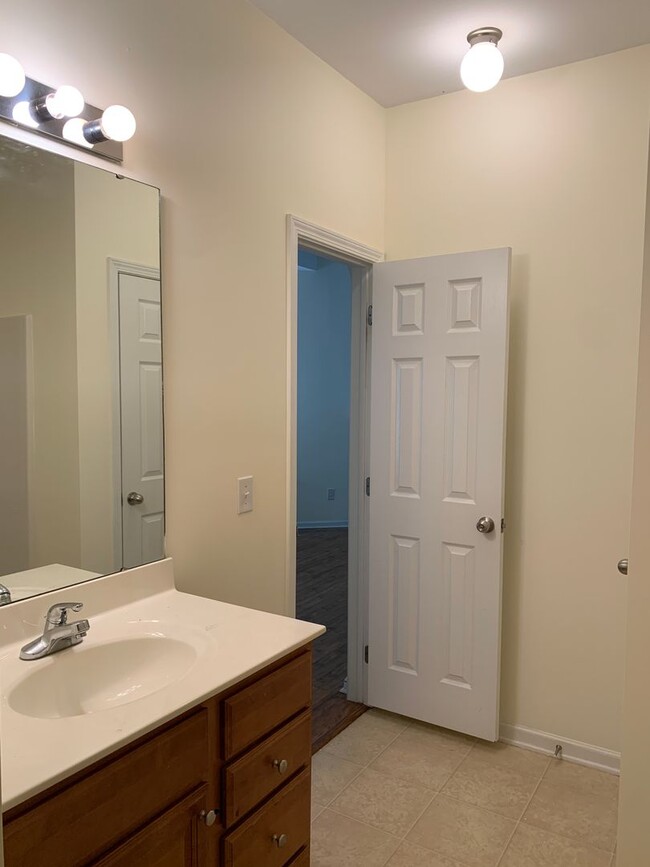 Building Photo - 2 Bedroom 2 Bath Condo on Botsford Court A...