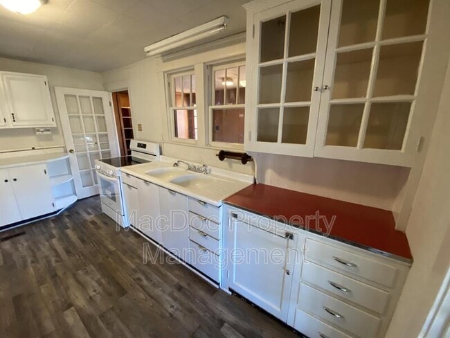 Building Photo - 885 Truslow Rd