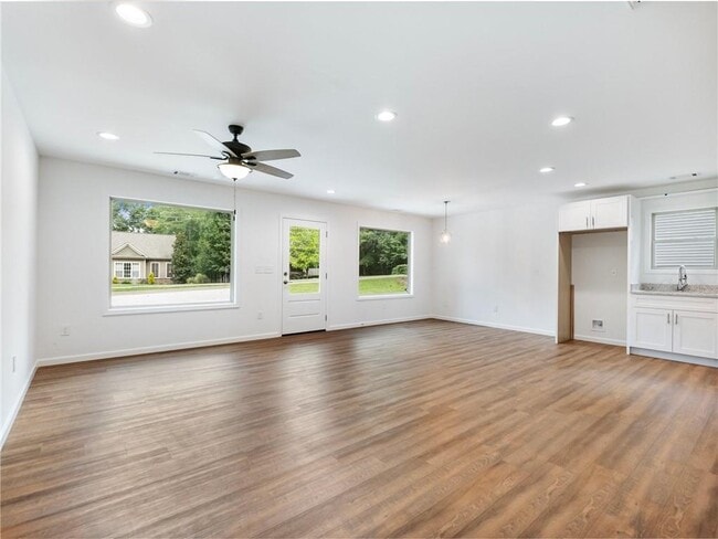 Building Photo - 8083 Beachwood Dr