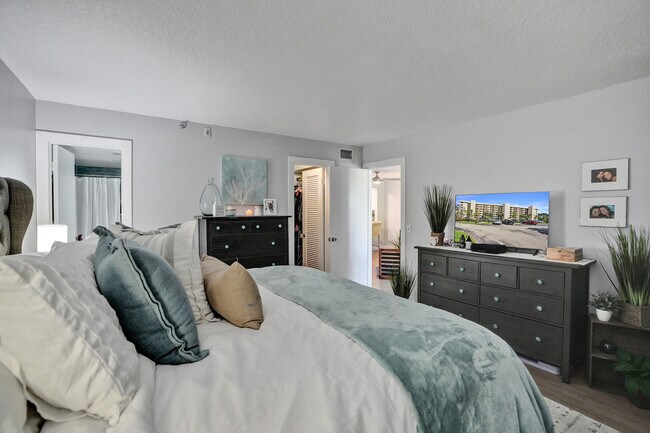 Building Photo - 2400 Deer Creek Country Club Blvd