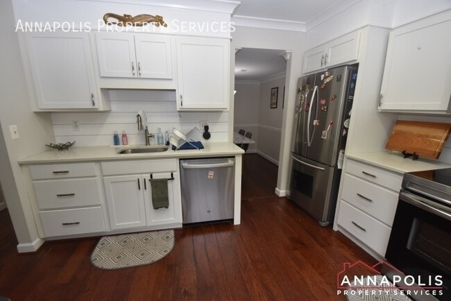 Building Photo - 1110 Commanders Way S