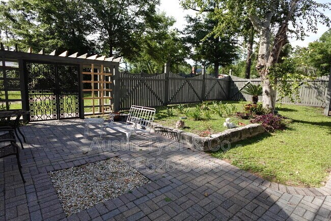 Building Photo - 444 Silver Lake N