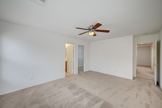Building Photo - Beautiful 3 bedroom/2.5 baths located acro...