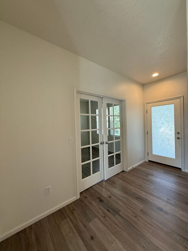 Building Photo - Freshly Updated Four Bedroom