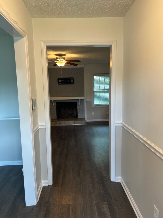 Building Photo - 2000 Lakebarry Dr