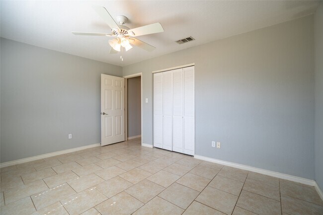 Building Photo - 140 Lakewood Dr