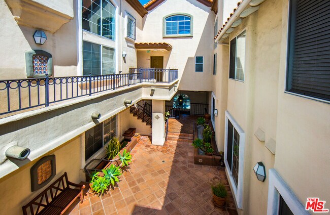 Building Photo - 7120 La Tijera Blvd