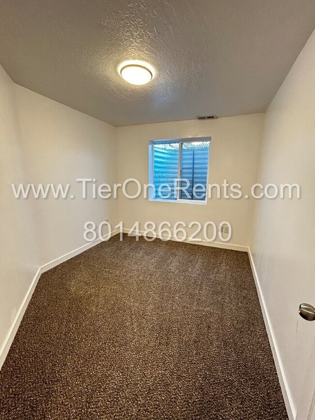 Building Photo - NO DEPOSIT option available for qualified ...