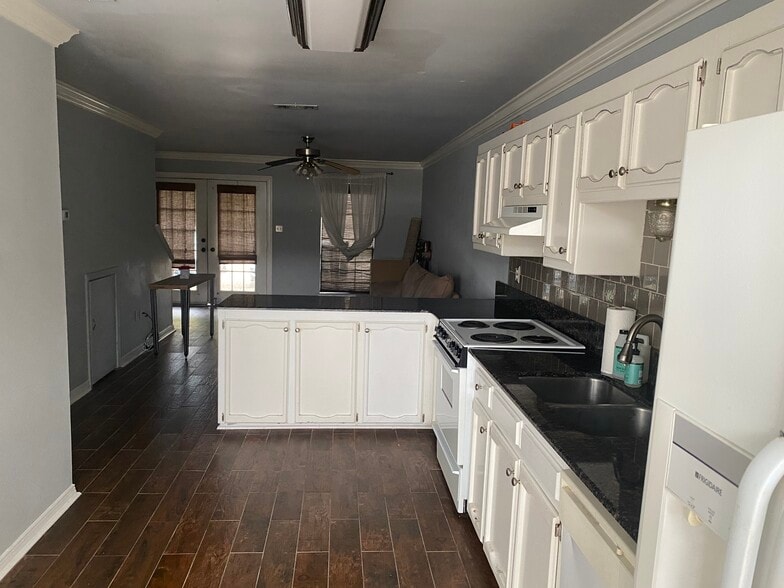 Living Area - 2293 Hollydale Ave