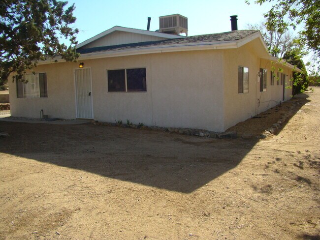 Building Photo - 3 BEDROOM HOME WITH WORKSHOP ON 2 1/2 ACRES