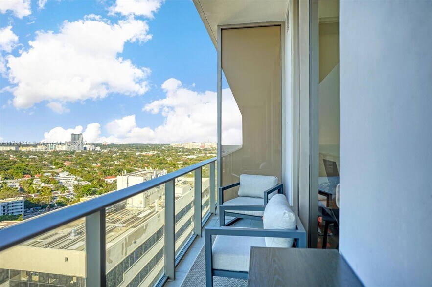 Building Photo - 2655 S Bayshore Dr