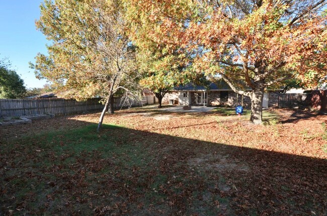 Building Photo - FOR LEASE!  Nice 3-2-1 Brick Home In Great...