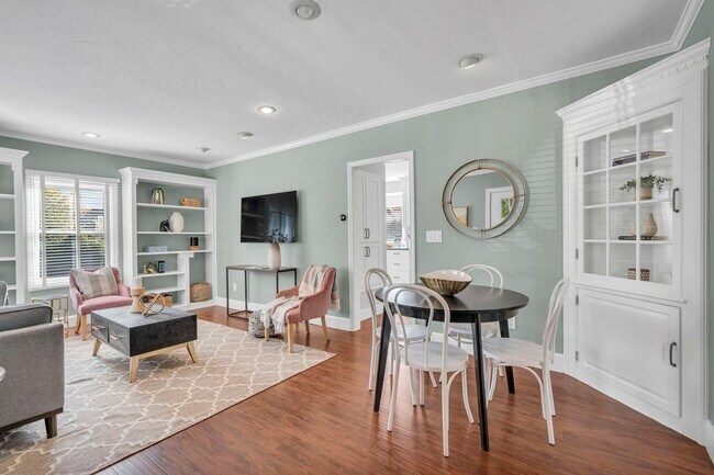Building Photo - Stunning Single Family Home In Excellent L...