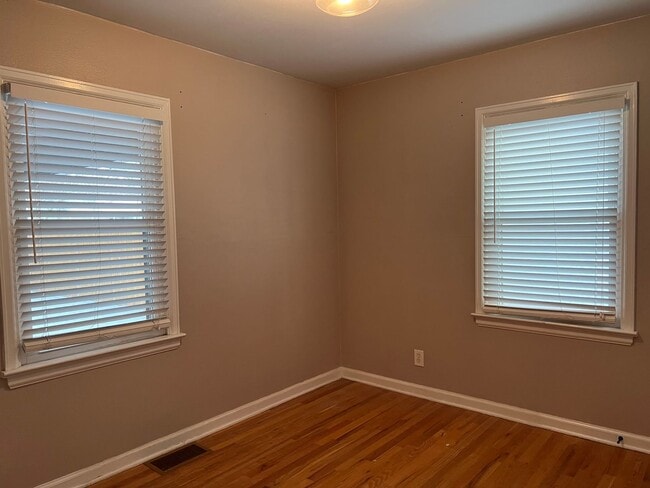 Building Photo - Fantastic Englewood Ranch