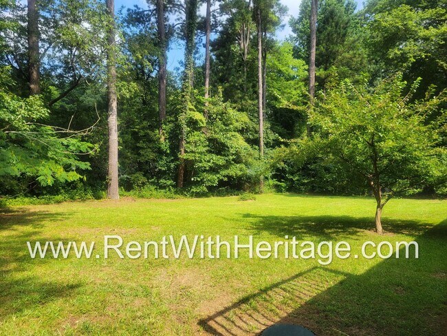 Building Photo - GREAT HOME / 3 BEDROOMS AND BONUS ROOM / GREAT LOCATION /  PRIVATE FENCED YARD