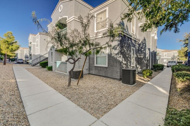 Building Photo - LOCATION! LOCATION! LOCATION! Move-in read...