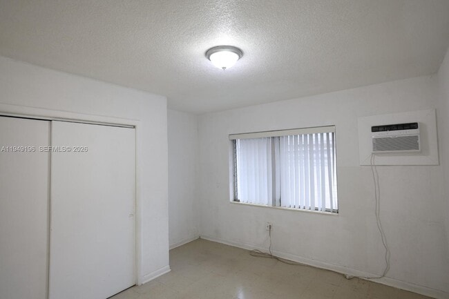 Building Photo - 465 E 28th St