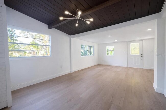 Building Photo - 6580 10th Ave Terrace S