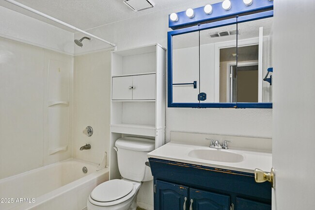 Building Photo - 5406 W Sheena Dr