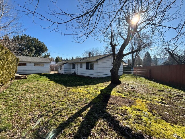 Building Photo - Newly Updated 3 Bedroom Home in SE Portland