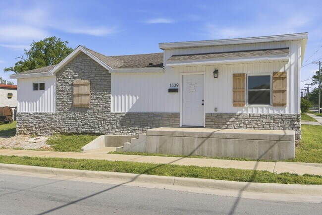 Building Photo - 1339 E Division St