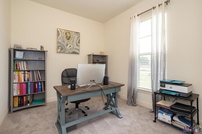 Building Photo - Fully Furnished!  5 bedroom, 3 bath home i...
