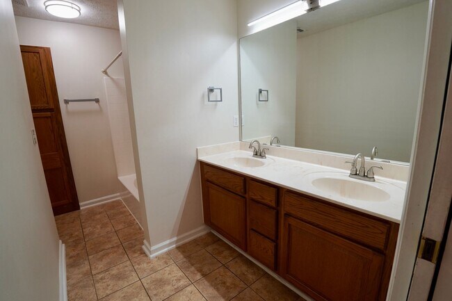 Building Photo - NICE One Level Nashville Area Home Near Lakes and Airport!