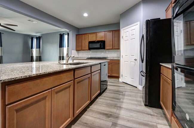 Building Photo - Immaculate 4 Bedroom Home