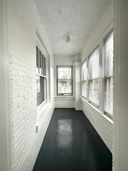 Building Photo - 1214 W Rosemont Ave