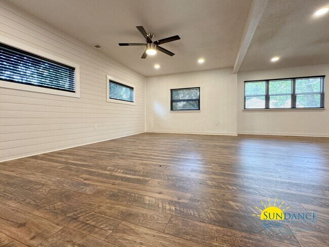 Building Photo - Fully renovated 3 Bedroom Home in Fort Wal...