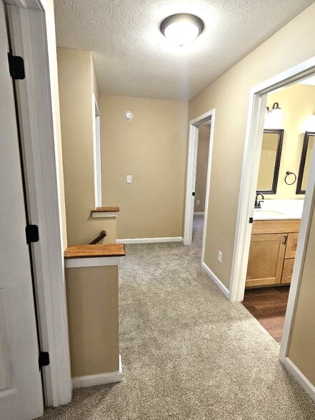 Building Photo - 10279 Rosewood Ct