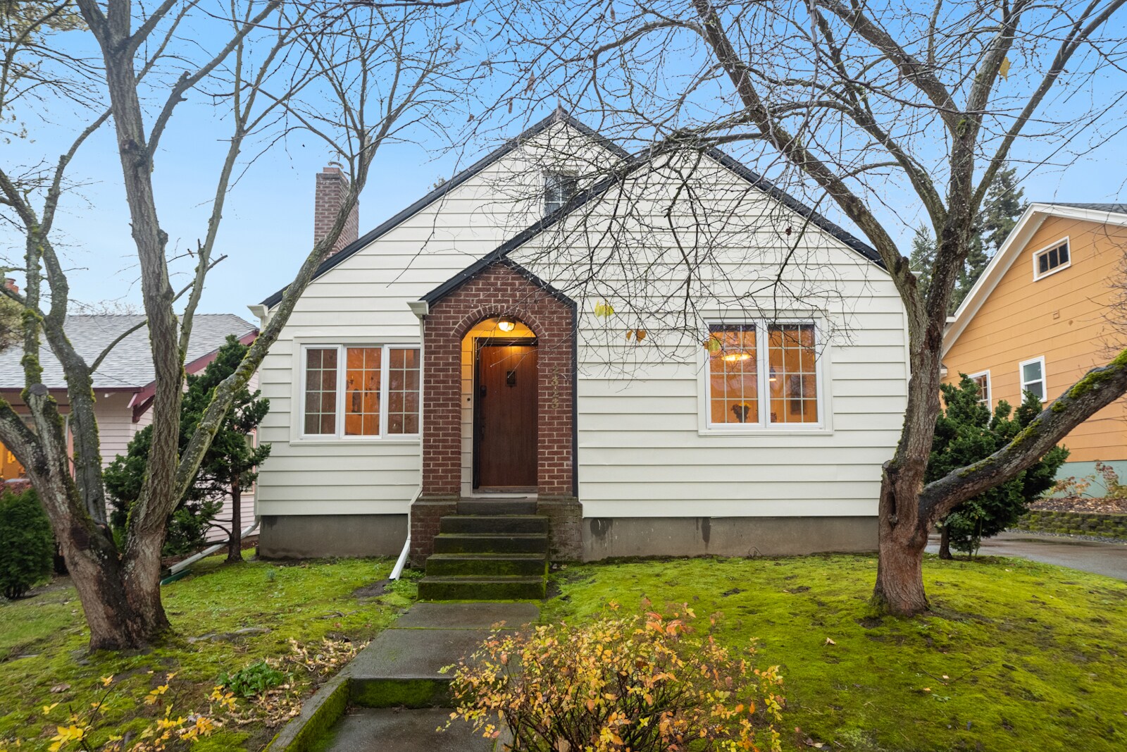 Building Photo - 2323 SE Pine St