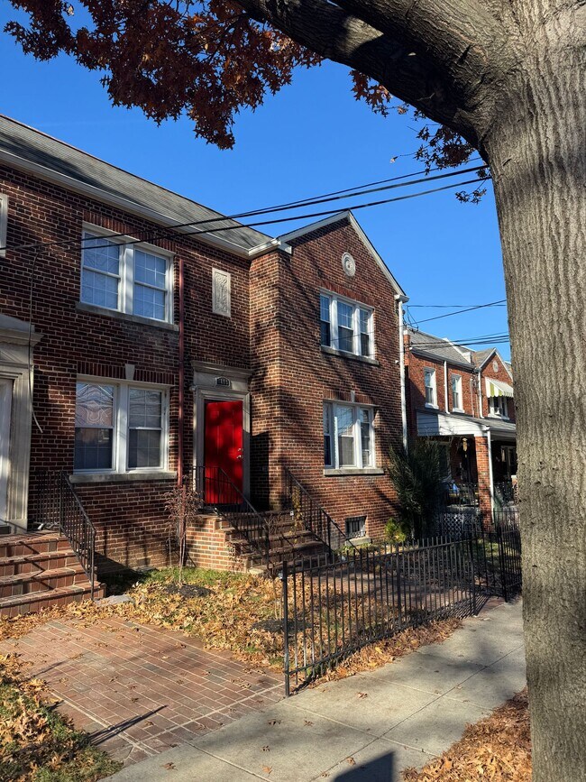 Building Photo - Move in Special! 2 Bed 1 Bath SE DC